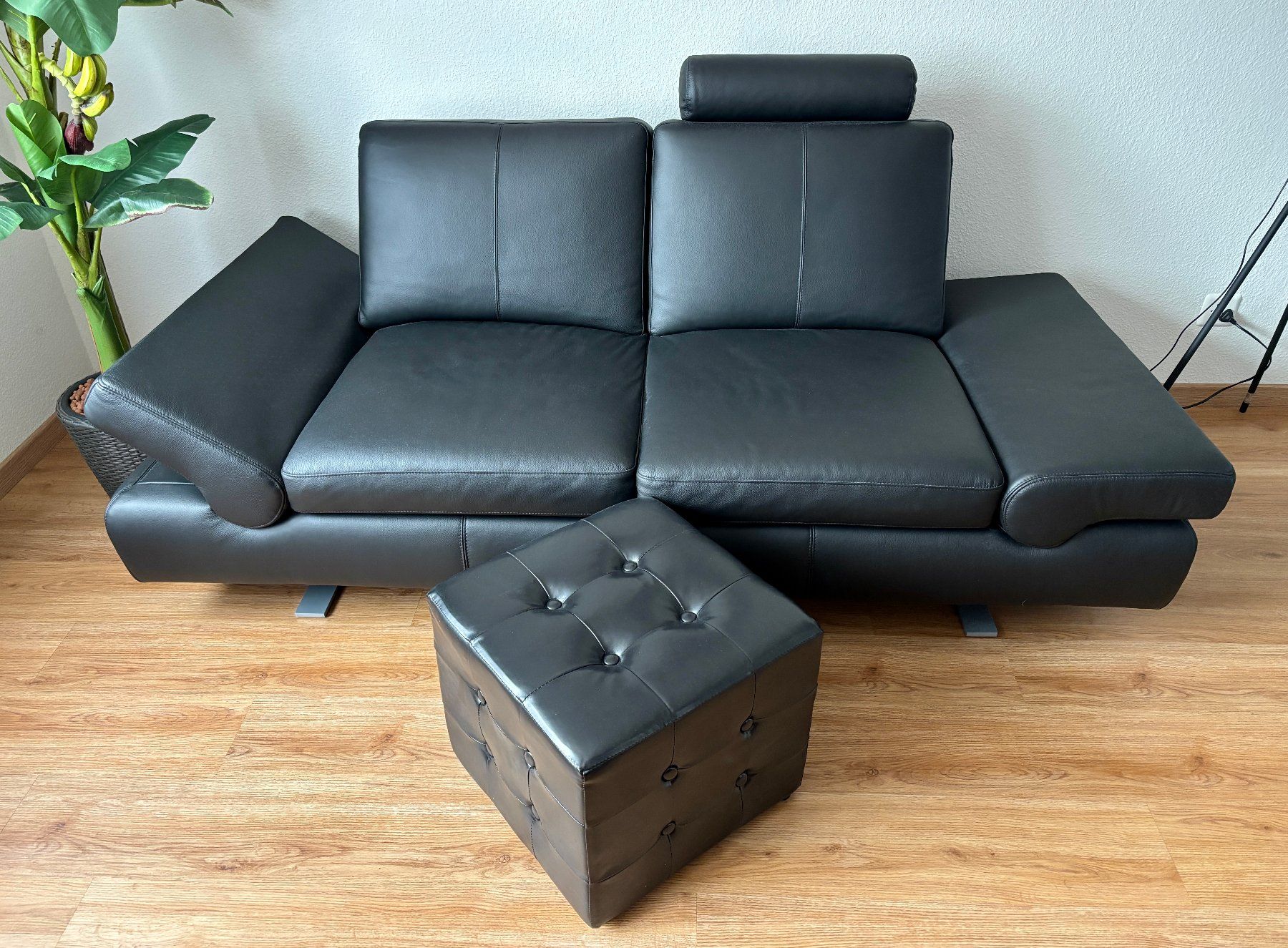 Sofas: Sofa, Leder, schwarz, mit Hocker – D'occasion à Bottmingen par dc8_t5w9