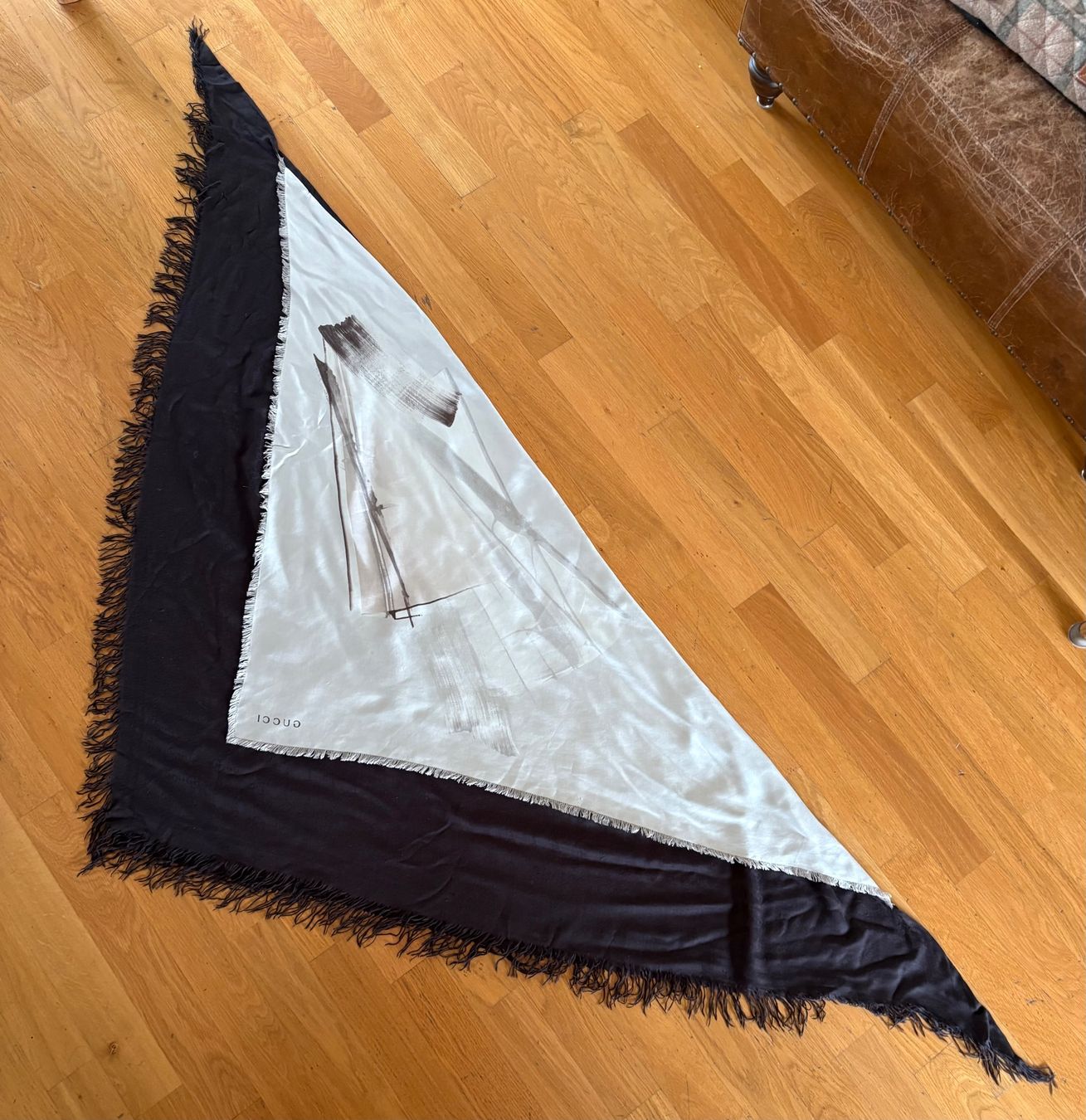 Gucci Foulards, Tücher & Schals: Gucci Tuch schwarz beige mit Fransen – Gebraucht aus Zürich von sj9_68qw 4