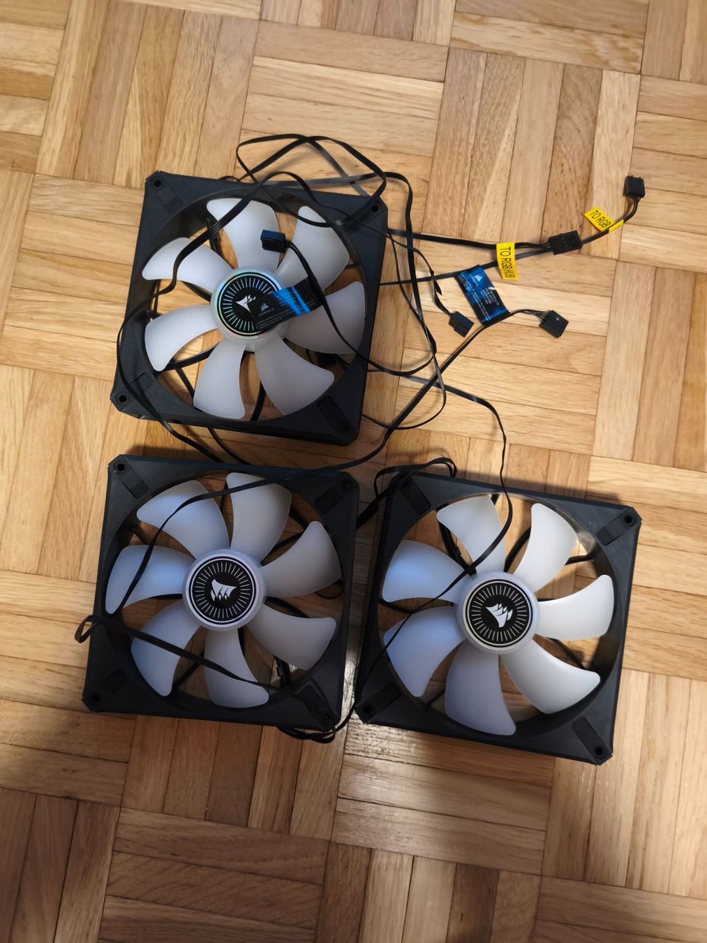 Custodie: 3x Corsair ML140 RGB Elite – Nuovo (secondo la descrizione) da Muttenz venduto da flavioxy 1