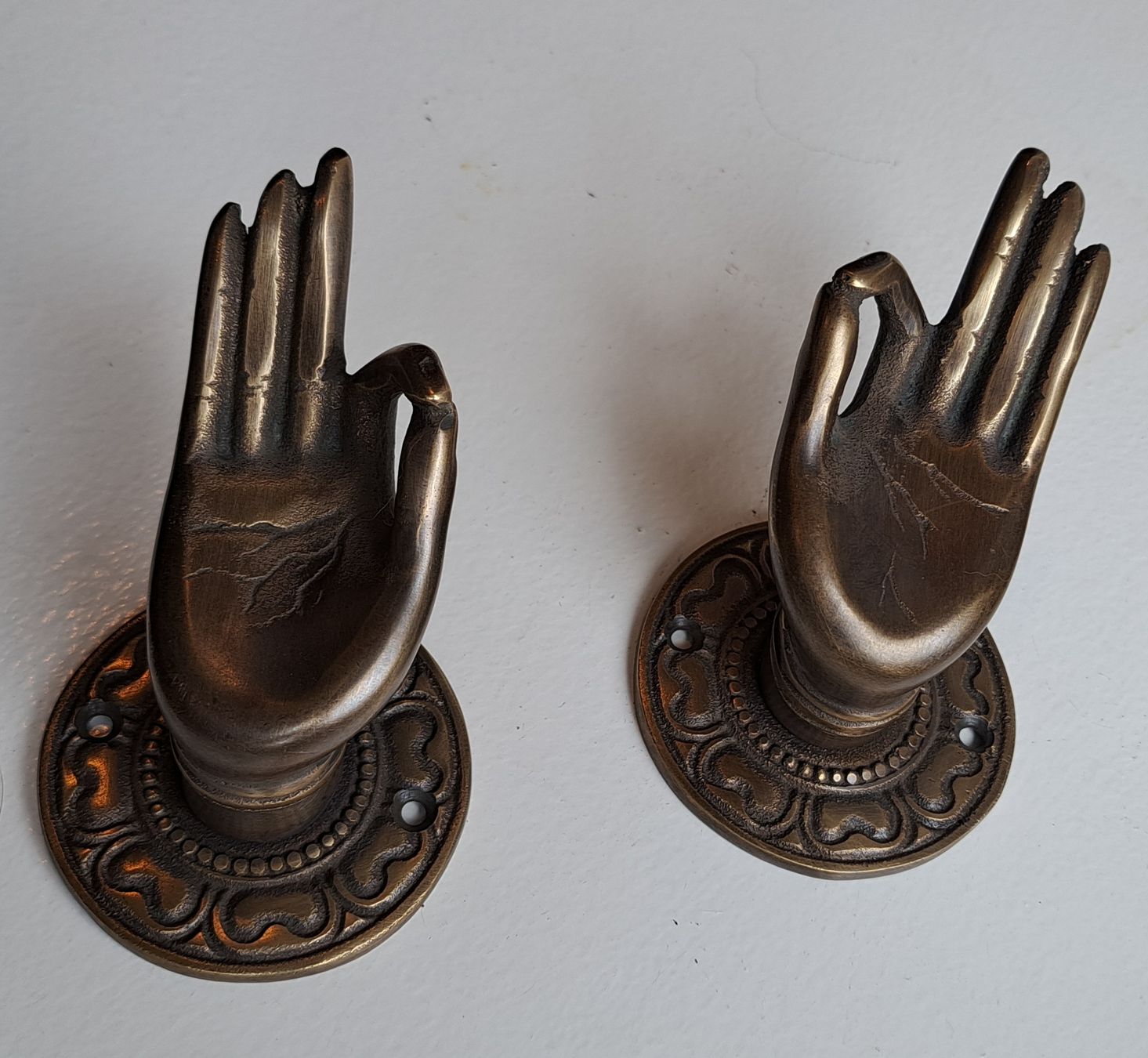 Tutte le decorazioni: Mains bouddistes en bronze (paire) – Nuovo e nell'imballaggio originale da St-Aubin-Sauges venduto da Rrrrrrrrrrr 1