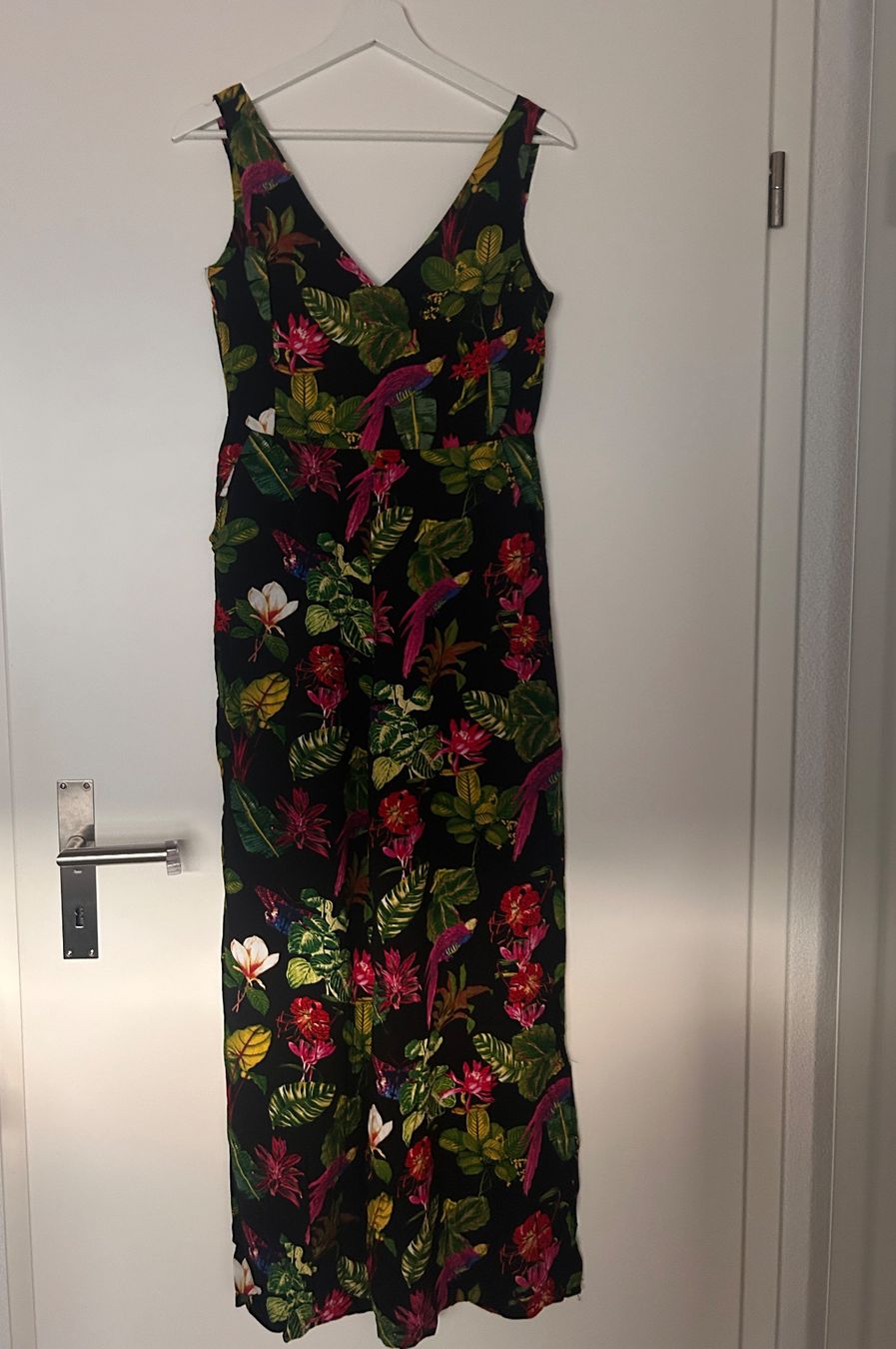 Mango Tute: MANGO - Sommerlicher Jumpsuit mit Tropical Print – Usato da Bönigen venduto da zis_bnd7