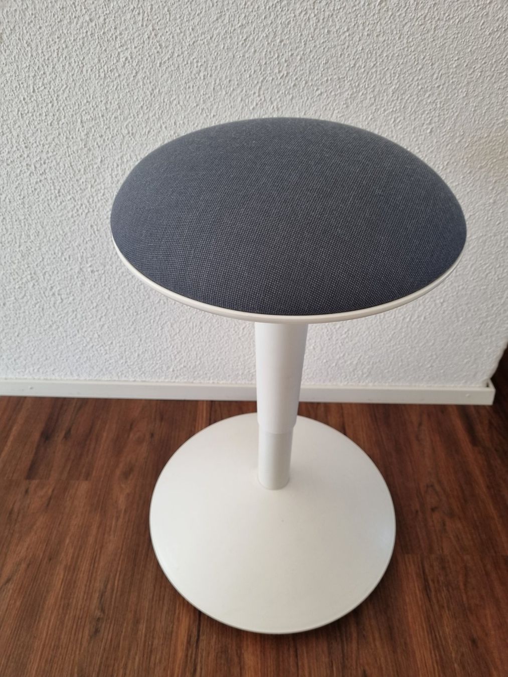 Ikea Sgabelli: Steh-Sitzhocker höhenverstellbar,  Stoffbezug anthrazit – Usato da Gossau SG venduto da Ennerdue 3