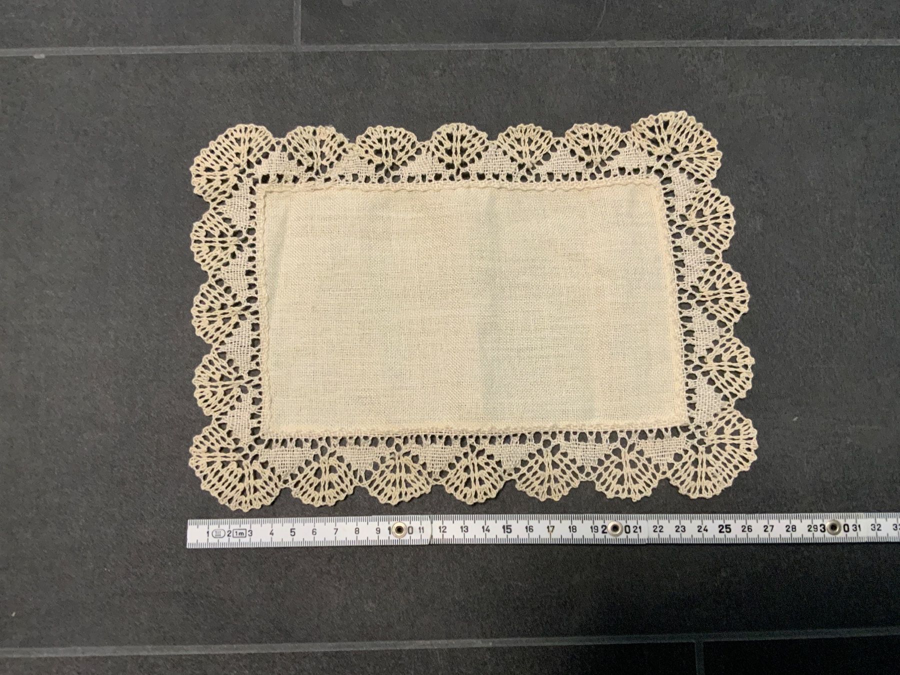 Tutte le decorazioni: Rustikale Deckchen/Tischdeko mit Häkelrand, Vintage Look – Usato da St.Pantaleon venduto da wys_9wdz 2