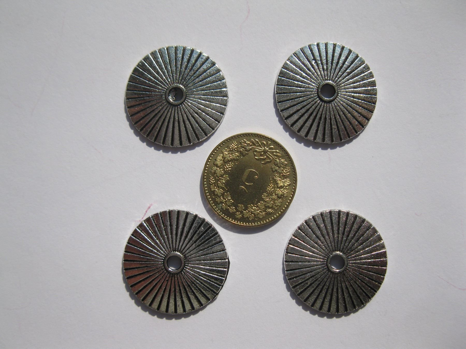 Perlen (unechte): 6 Metallperlen, Zwischenperle Scheibe, 19mm – Neu und originalverpackt aus St. Margarethen TG von LuanaKa 1