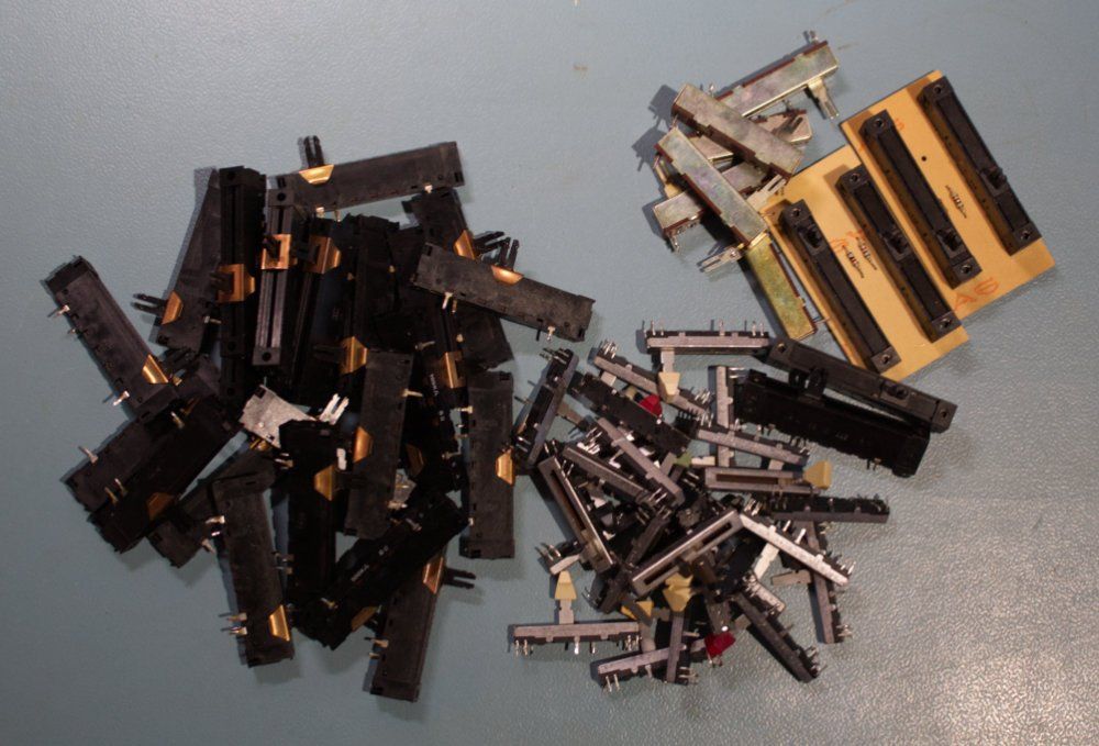 Componenti elettronici: ca. 60 Stück diverse Potentiometer / Fader – Usato da Zürich venduto da mac_l2k9