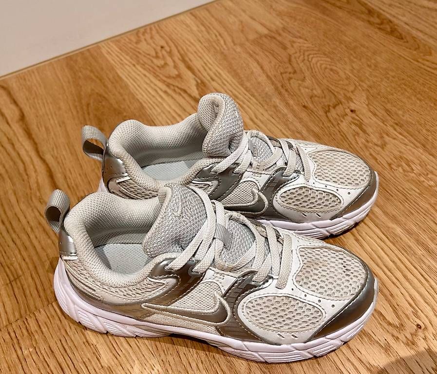 Scarpe per ragazzi: Kinder Sneaker Nike Grösse 31 – Usato da Wettingen venduto da avehr
