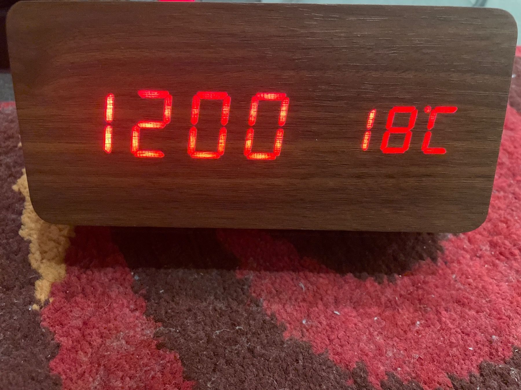 Sveglie: Neu Wecker Holz Effekt mit LED Anzeige – Nuovo (secondo la descrizione) da Bergdietikon venduto da antovale 4