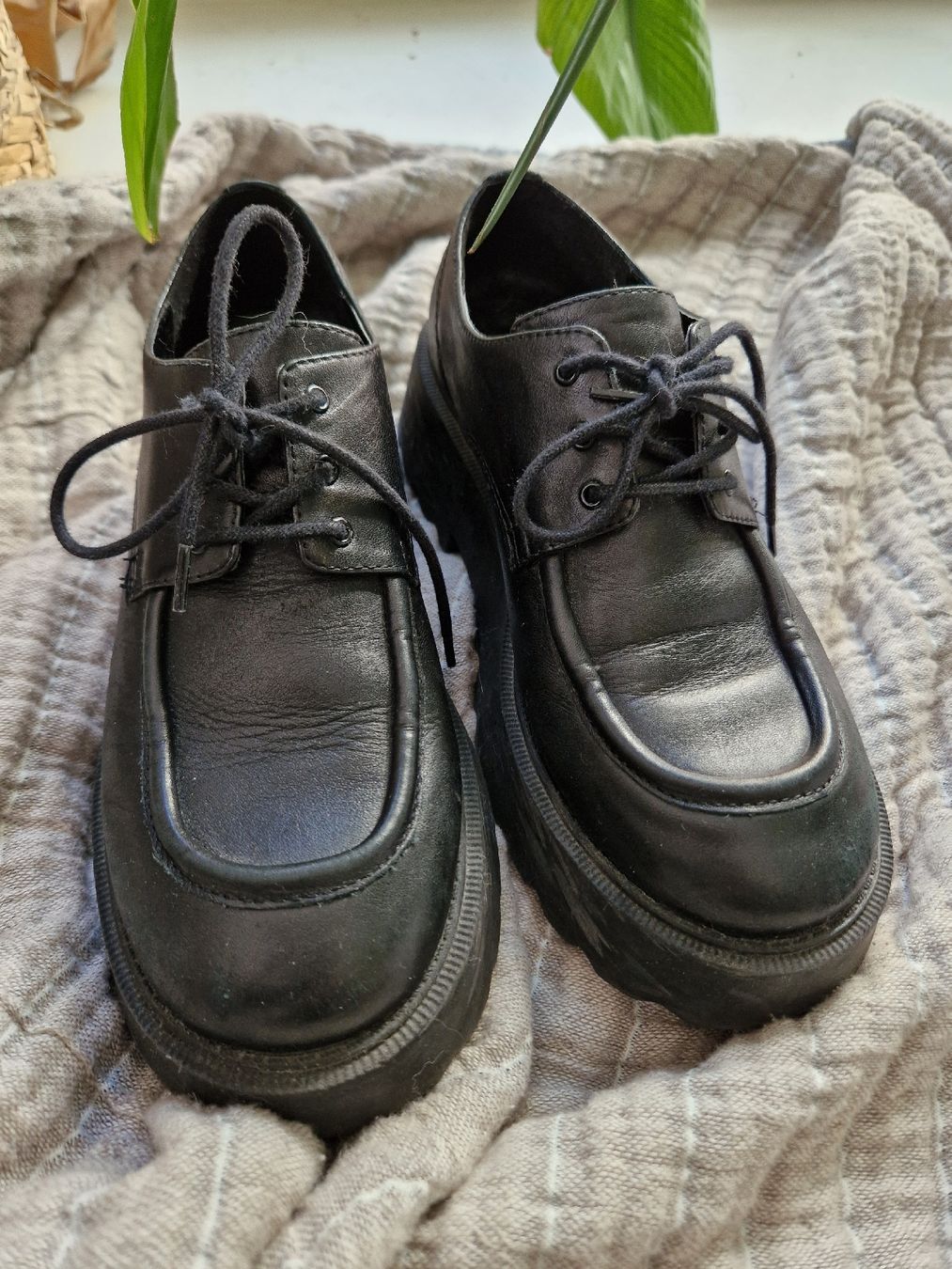 Mango Scarpe da donna: Schwarze Leder Loafers – Usato da Lachen SZ venduto da janapolar 2