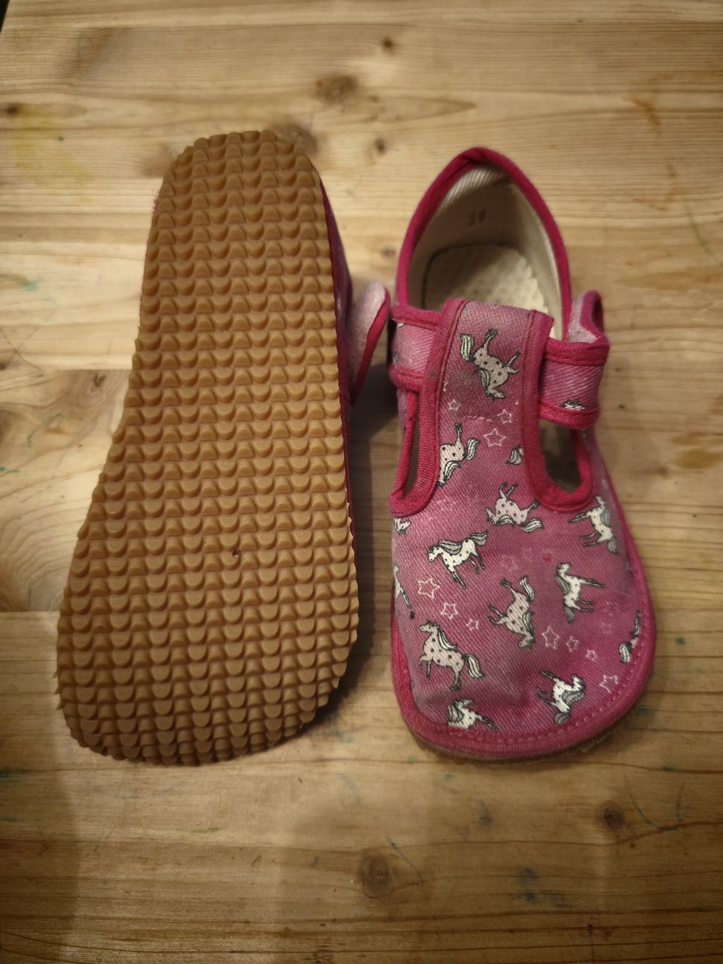 Schuhe für Mädchen: Hausschuhe Einhorn Grösse 28 – Gebraucht aus Busswil BE von Mango87 1