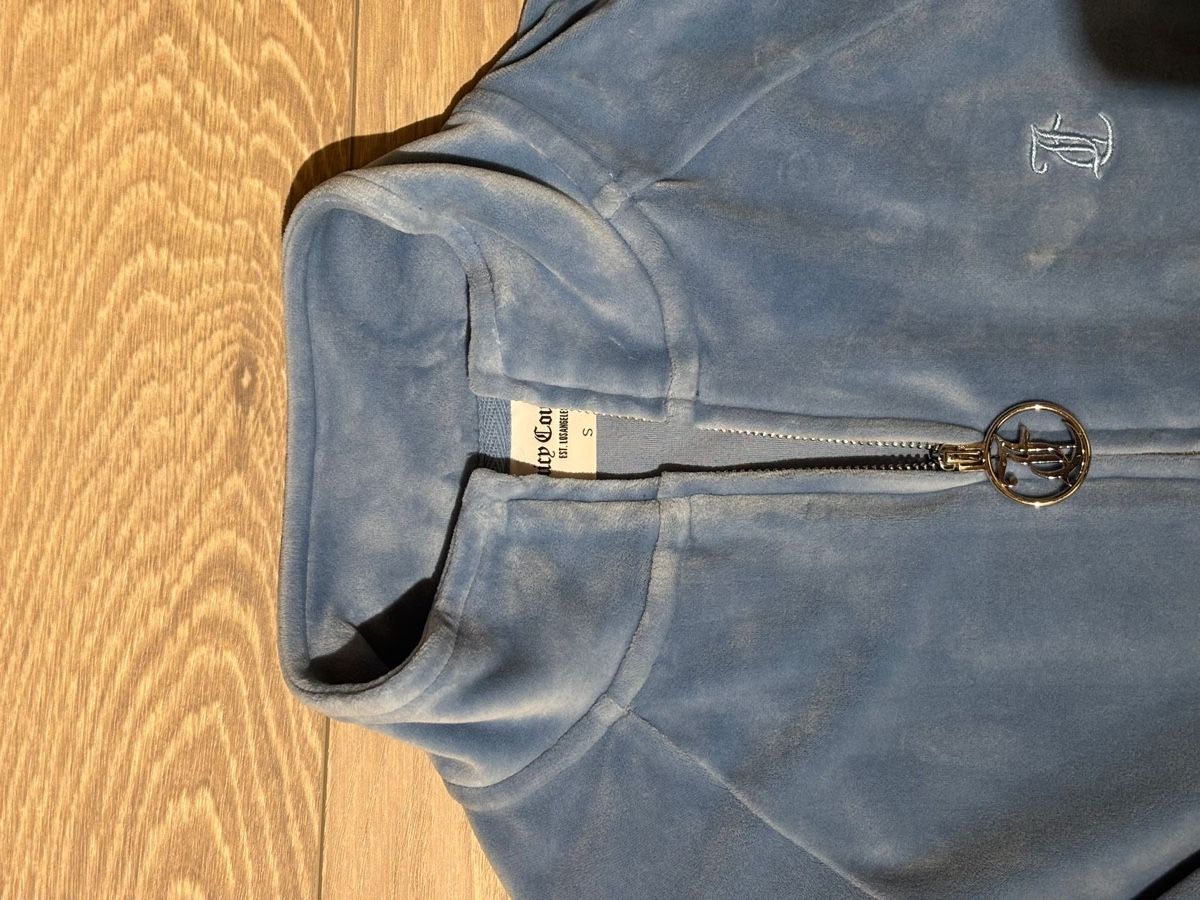Maglioni & Felpe: Juicy Couture Samt Top Hellblau mit Strass, Grösse M – Nuovo (secondo la descrizione) da Birsfelden venduto da mah_6yvz 1