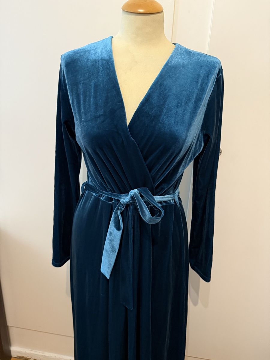 Kleider: Robe de soirée en velours – Neu und originalverpackt aus Le Locle von tchanatakoua 1