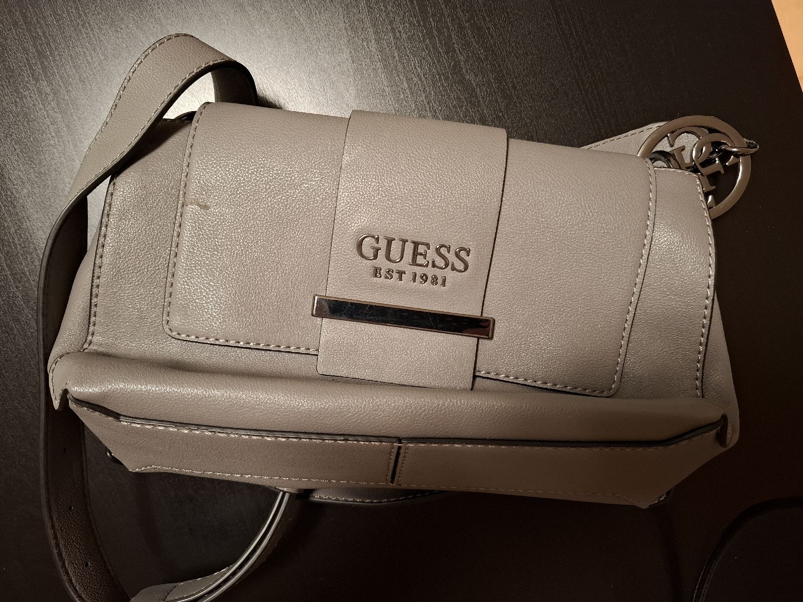 Guess Borse da donna: GUESS Handtasche grau - neuwertig – Nuovo (secondo la descrizione) da Lütisburg venduto da amerika123