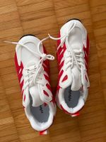 Sneakers: weiss/rot/gold
