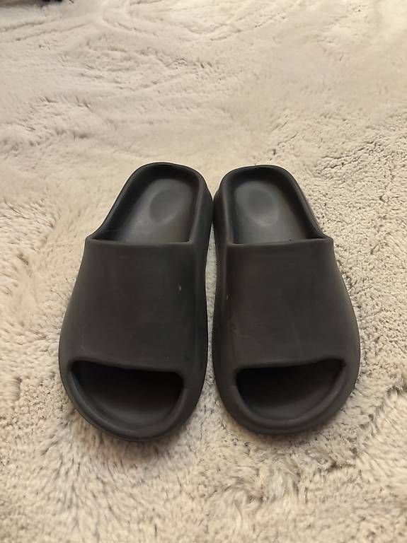 Scarpe da uomo: Schwarze yeezy slides – Usato da Lenk im Simmental venduto da niczbaeren