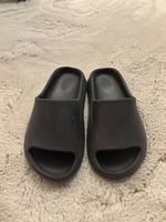Schwarze yeezy slides