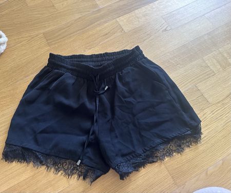 Shorts Only schwarz mit Spitzenbesatz Grösse 36