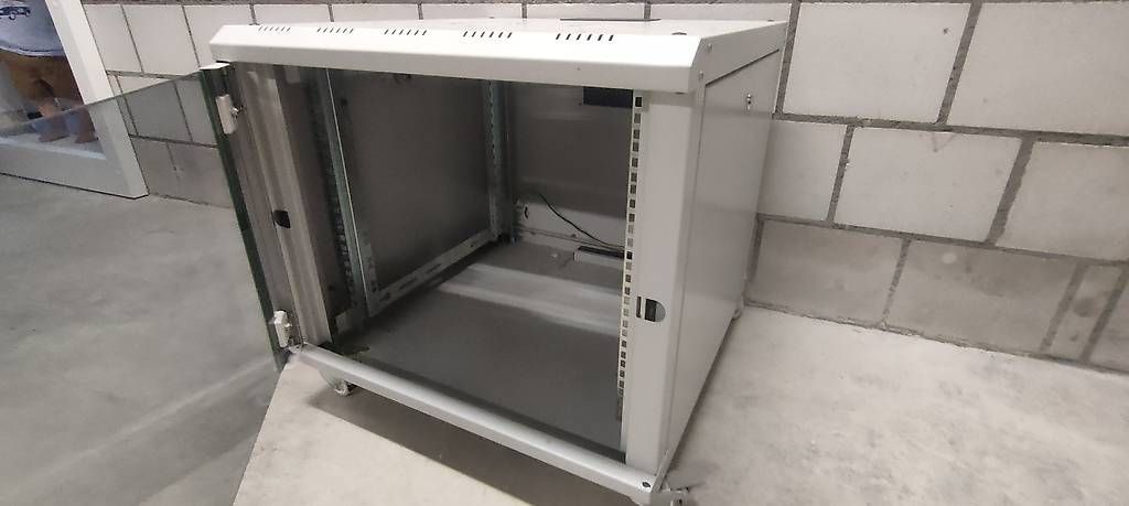 Racks & Supports: Netzwerkrack 9U – D'occasion à Zeihen par RetroForge 2
