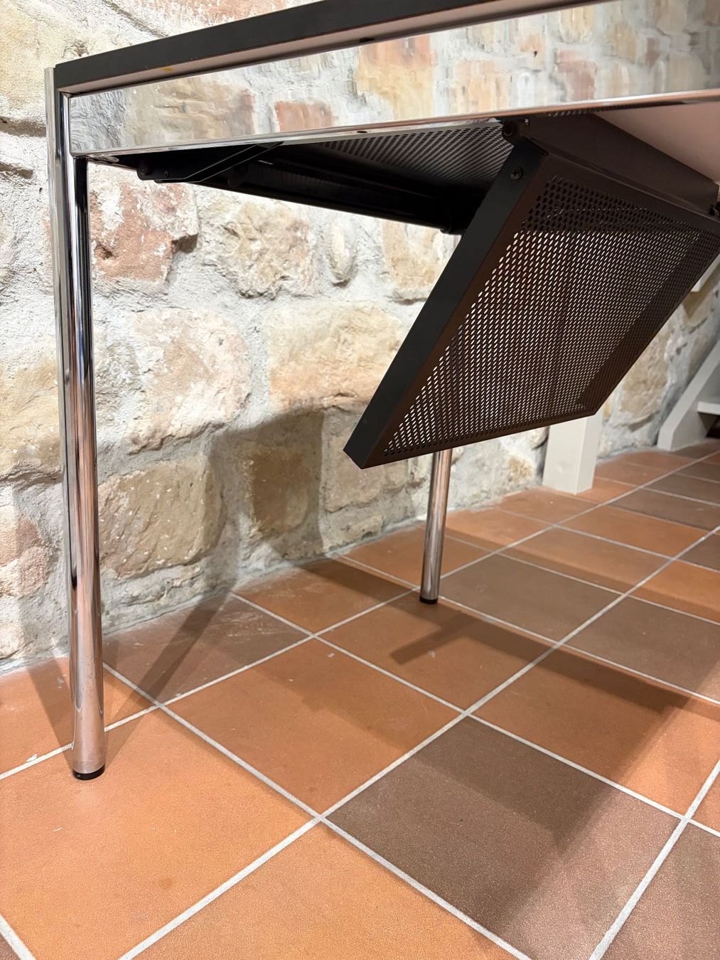 USM Tavoli: USM Tisch quadratisch mit Kabelhalterung – Usato da Bern venduto da Brija 2