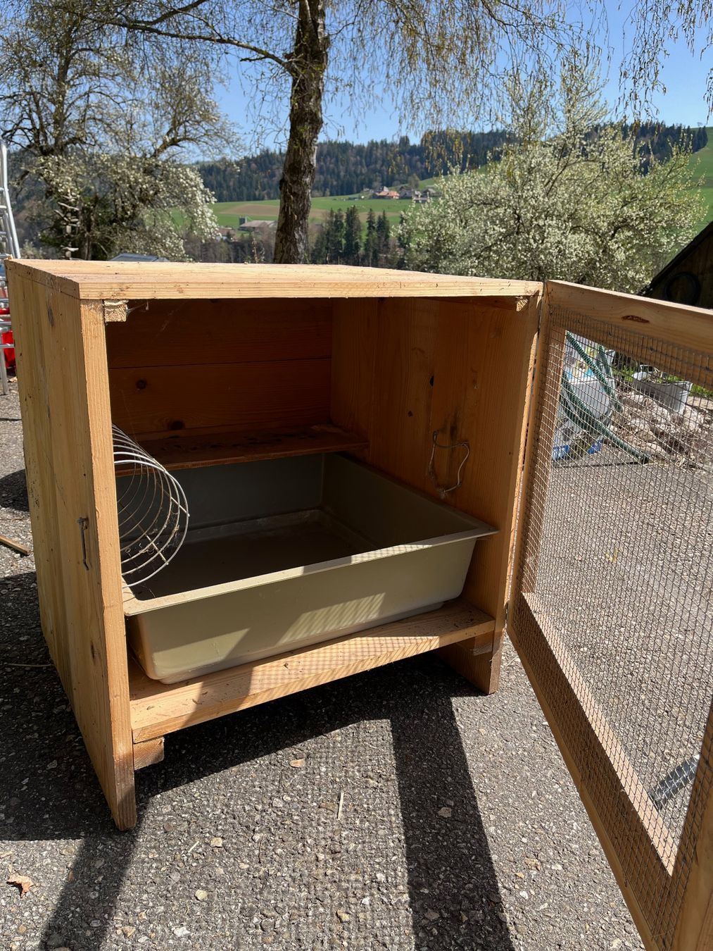 Gabbie, trasporto & Sicurezza: Kaninchenstall mit Kunstoffschale – Usato da Wasen im Emmental venduto da Ludewig