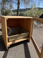 Kaninchenstall mit Kunstoffschale
