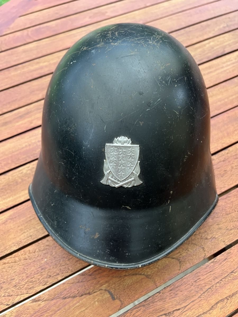Uniformi & Effetti personali: Ancien casque militaire / pompier Valaisan – Usato da MASSONGEX venduto da Luluone