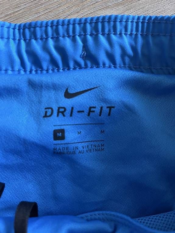 Pantaloni: Short Nike Dri-Fit taille M – Usato da Yverdon-les-Bains venduto da car_xd5s 1