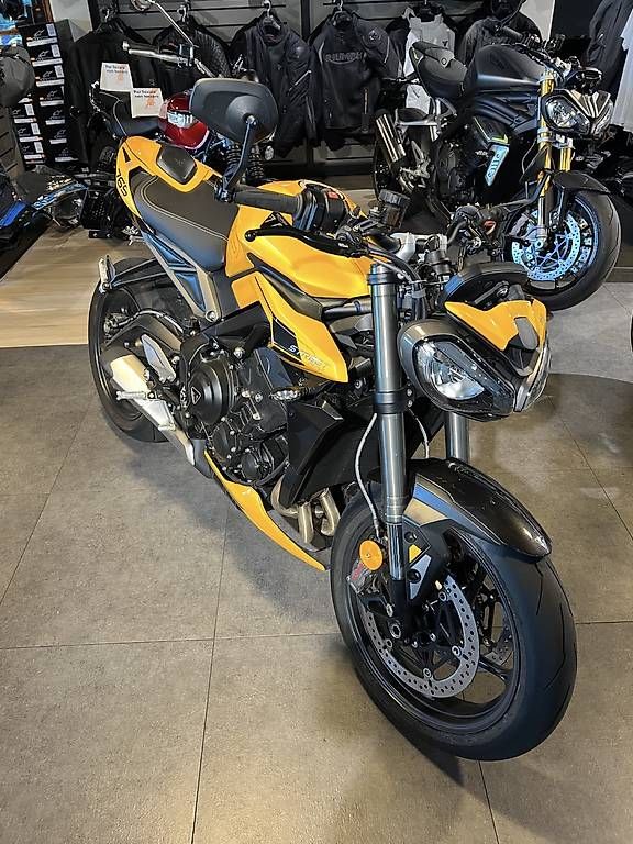 Triumph Strasse: Trumph  Street Triple RS Like New – Gebraucht aus Pregassona von emm_5v8d