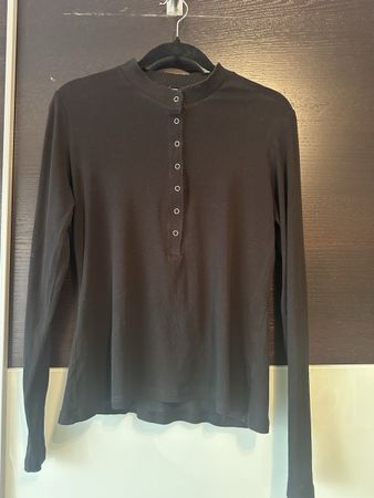 Schwarzes Langarmshirt mit Knopfleiste, Grösse 40