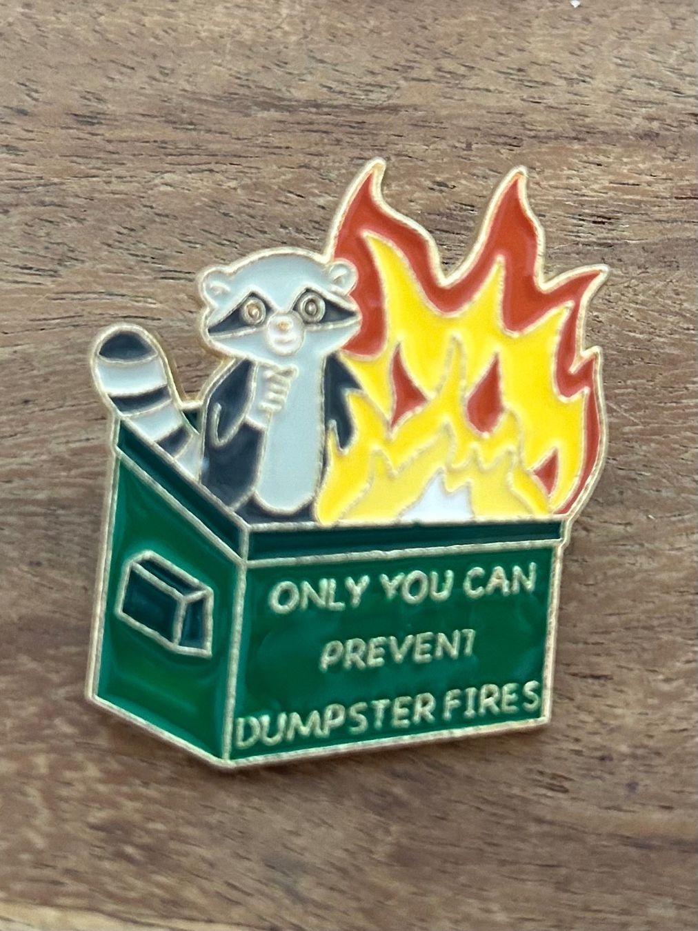 Placchette & Badge: Lustiger Pin Waschbär Dumpsterfire – Nuovo e nell'imballaggio originale da Geneve venduto da vane267