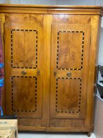 Antiker Schrank mit Intarsien