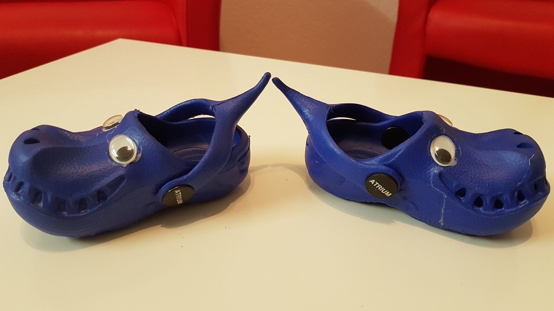 Scarpe per ragazzi: Clogs mit coolen Augen Gr. 22 fast wie NEU – Usato da Obergösgen venduto da schesom