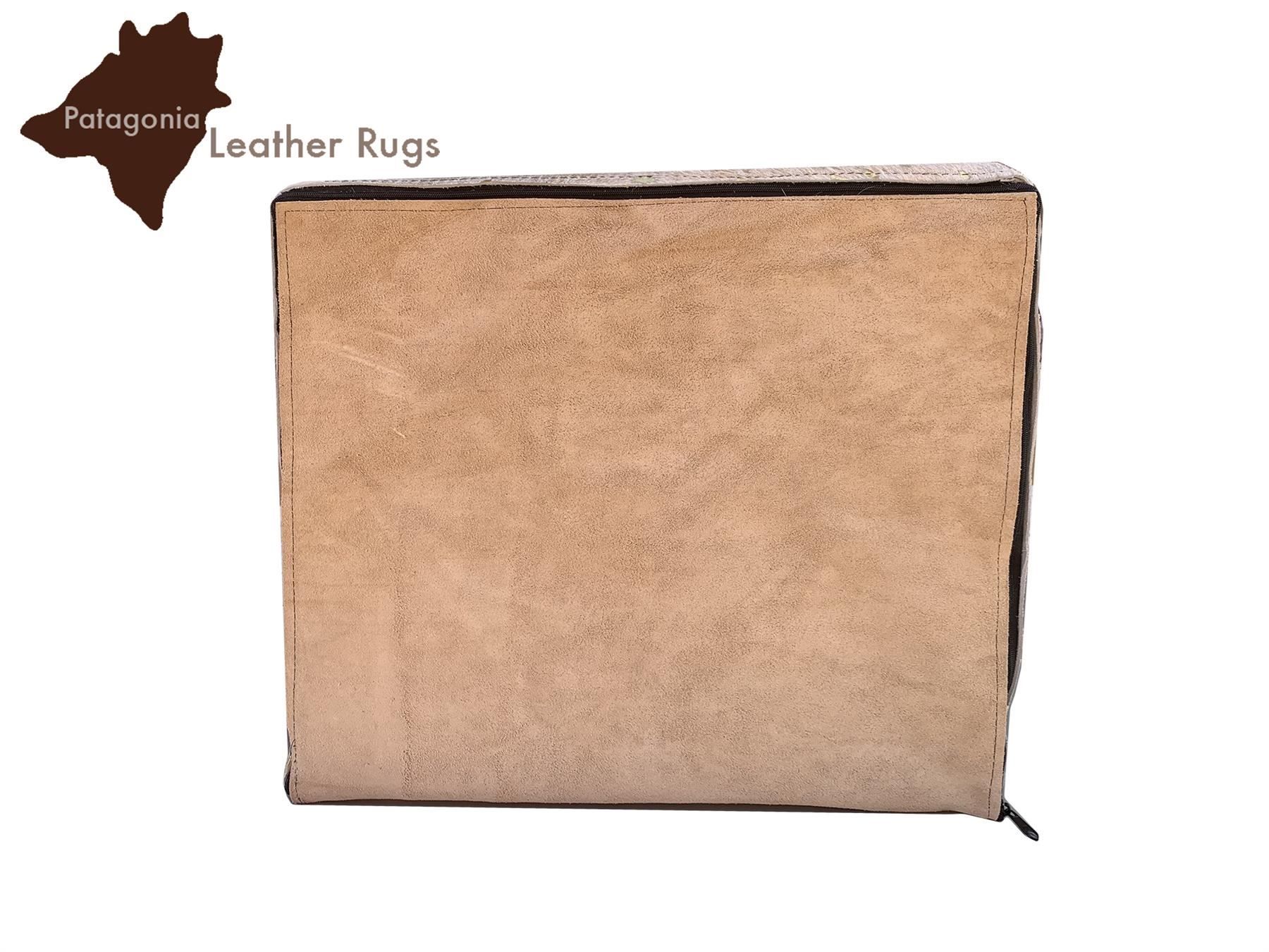 Sgabelli: Kuhfell Hocker silver/white – Nuovo e nell'imballaggio originale da Arbedo venduto da patagonialeatherrugs 2