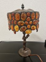 Tischlampe Tiffany Stil Bernsteinglas, Figurensockel H 34 cm
