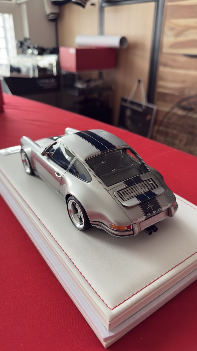 Porsche Modellini d'auto: IVY Porsche Singer 1:18 silber/blau – Nuovo (secondo la descrizione) da Möhlin venduto da MRCLCollection 6