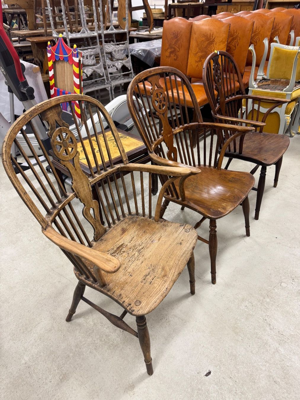 Sedie: 3 Windsor Antique carver Chairs – Usato da Gsteig b. Gstaad venduto da Auctionly 3