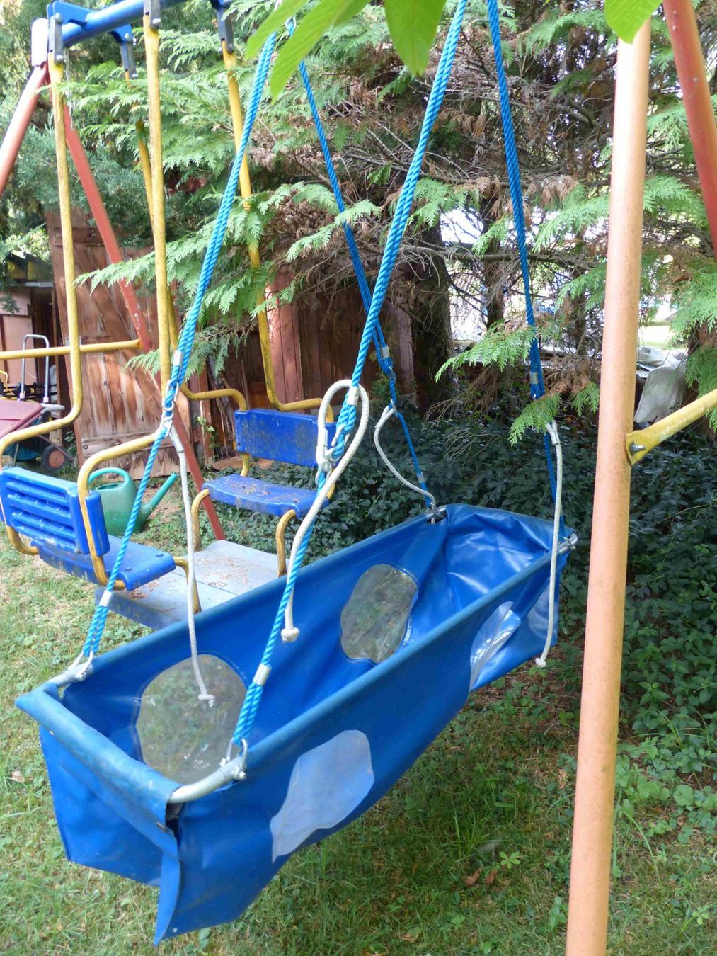 Autre balançoires de jardin: Schaukelgestell mit zwei Sitzen und einer Hängematte – D'occasion à Jona par Cinnestig 1