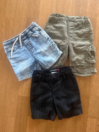 Kurze Shorts und Badehose