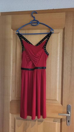 Elegantes rotes Kleines/Partykleid mit Ösen-Trägern