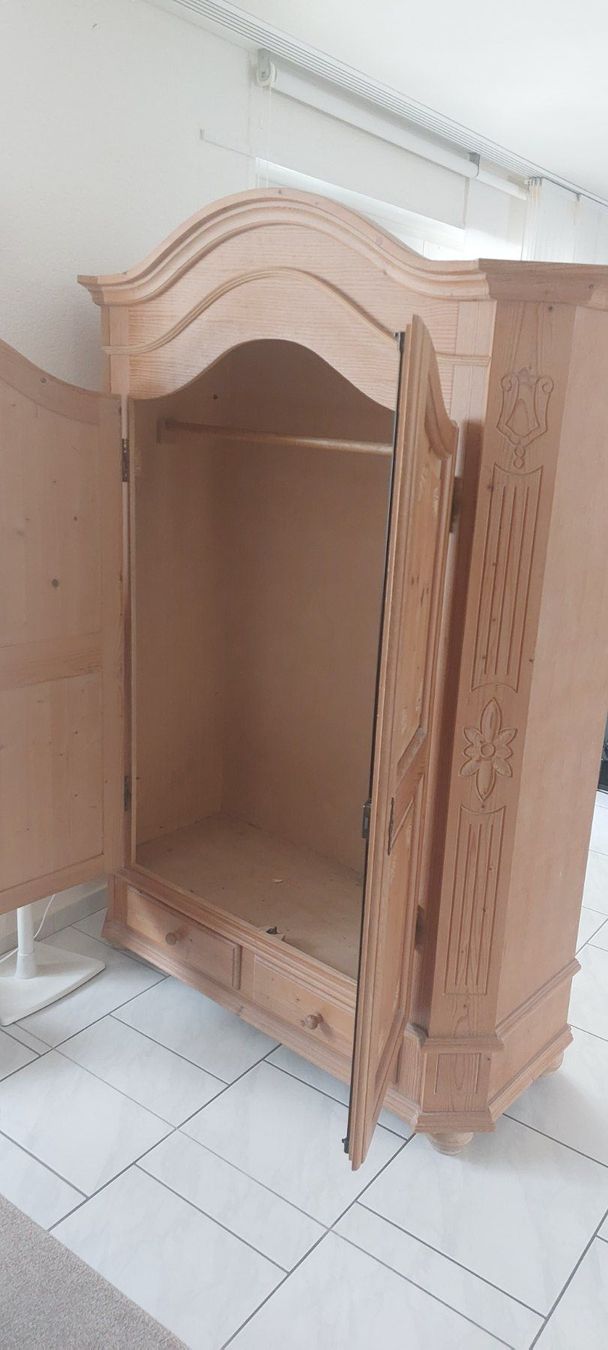 Garderobe: Garderobenschrank aus Holz – Gebraucht aus Hendschiken von Bernex 1