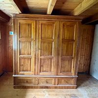 Antico armadio in legno massiccio   Ottime condizioni