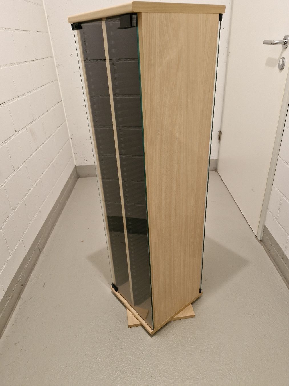 Armadi: CD & DVD & Kassettenmöbel mit 2 Glastüren, helles Holz, Top – Usato da Frauenfeld venduto da Kasico 3