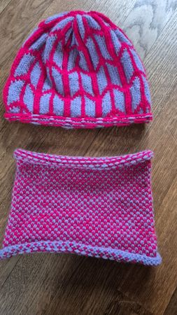 Handknitted beanie & scarf pink/purple