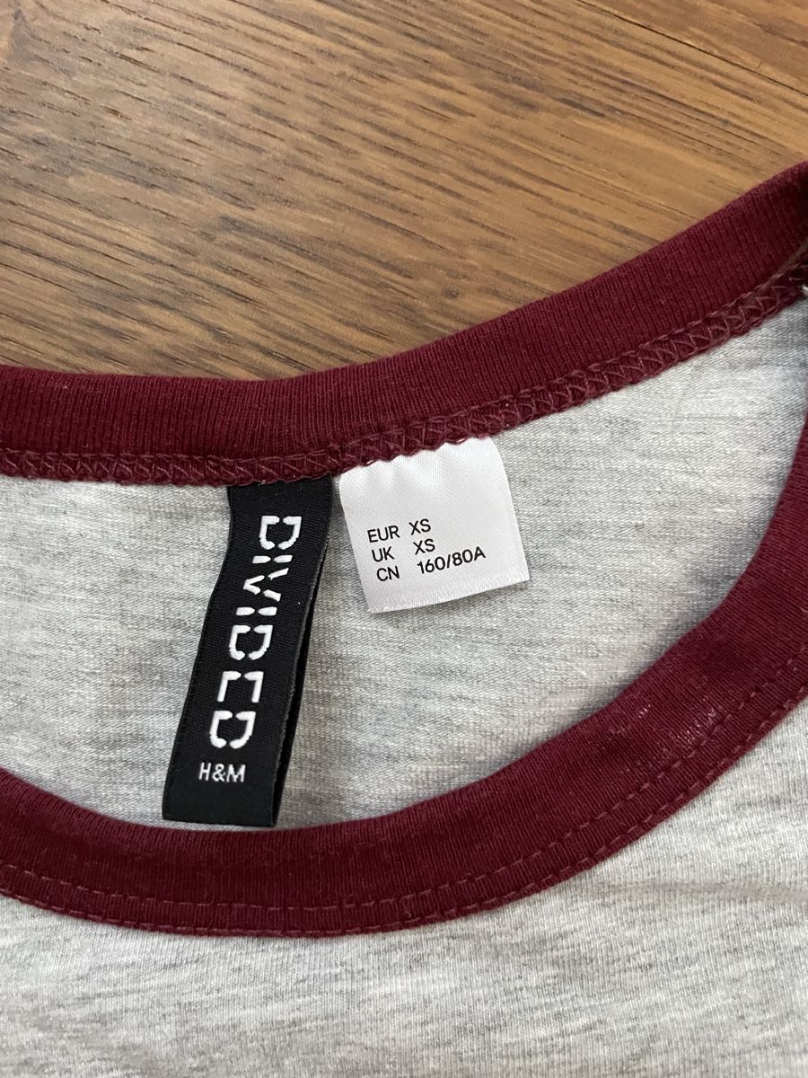 H&M T-shirt: T-Shirt mit rotem Rand, xs – Usato da Liestal venduto da ela_2g9s 1