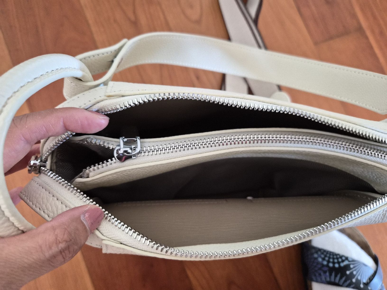 Borse da donna: Cream Leather Handbag with Extra Strap, Summer Ready! – Nuovo (secondo la descrizione) da Küttigen venduto da yingli 2