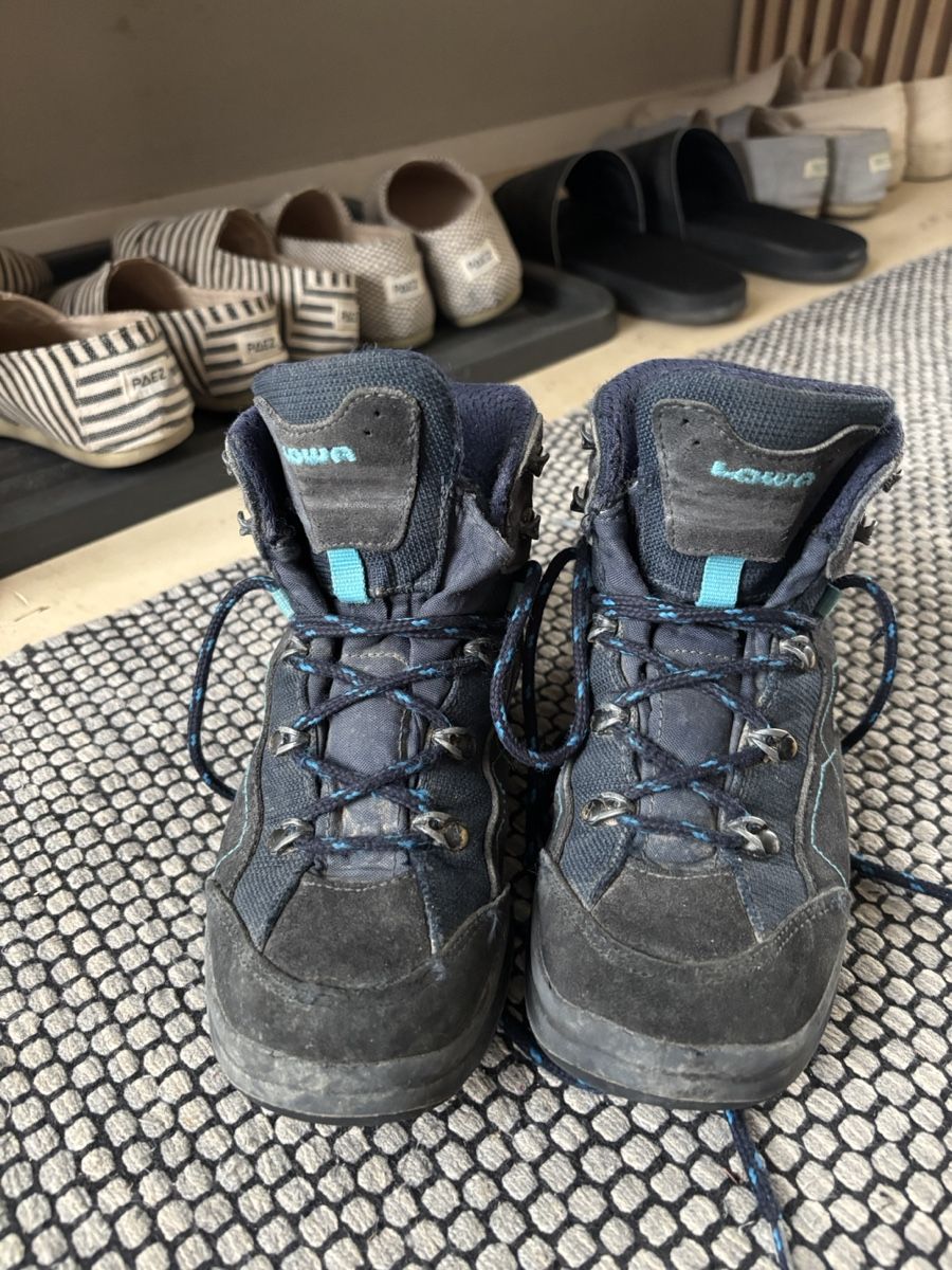 Lowa Scarpe per ragazzi: Lowa Wanderschuhe Kinder Grösse 33 blau – Usato da Jona venduto da Passionfruita