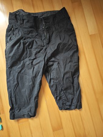 Schwarze Hose, knielang, Grösse 38