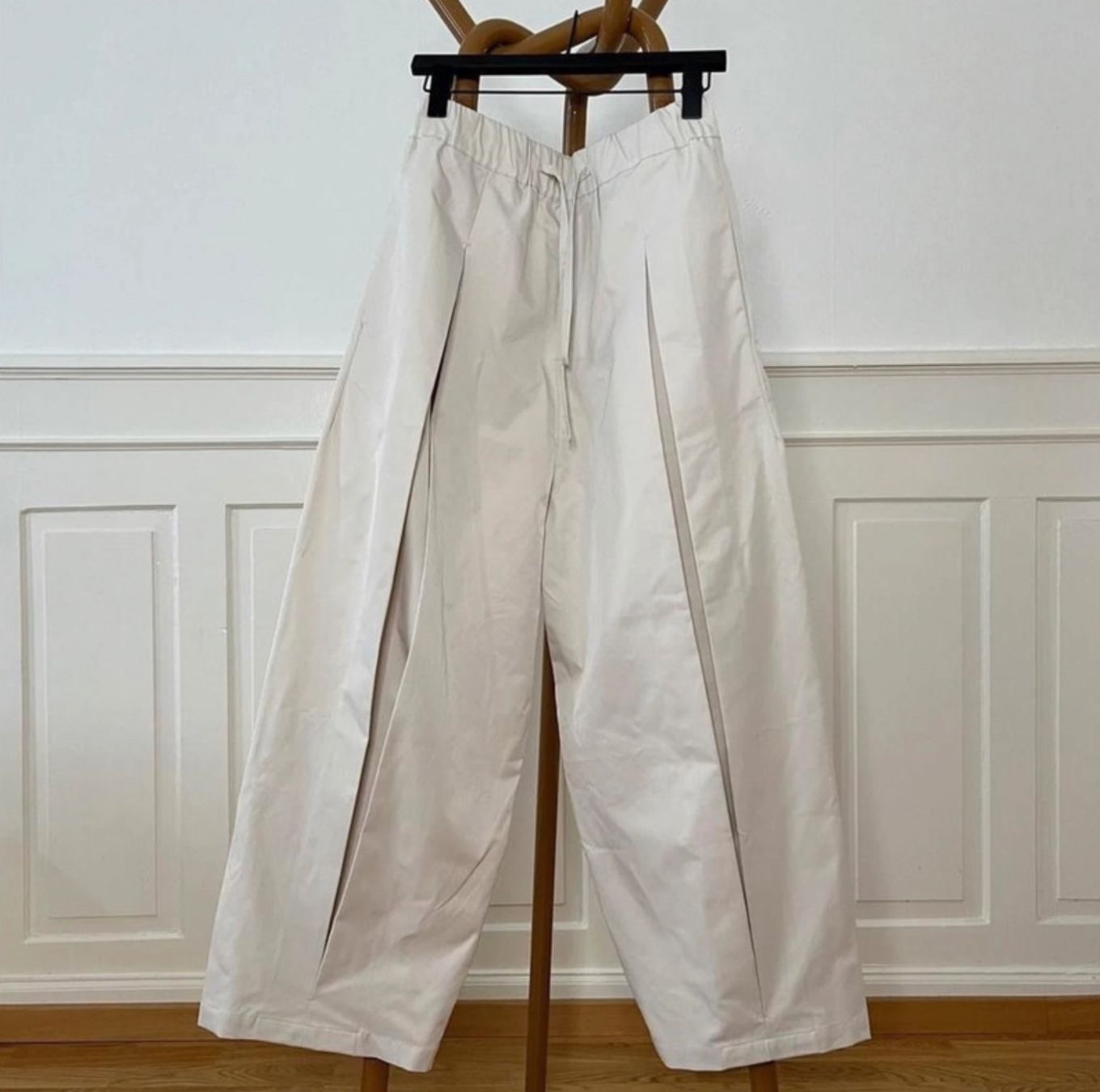 Pantaloni: Wide-leg Pleated Trousers ivory – Nuovo (secondo la descrizione) da Bad Ragaz venduto da leadaria 1