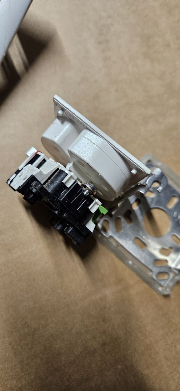 Feller Spine: Elektro-Material Schalter & Steckdose  – Usato da Baar venduto da Vel...Baar45 6