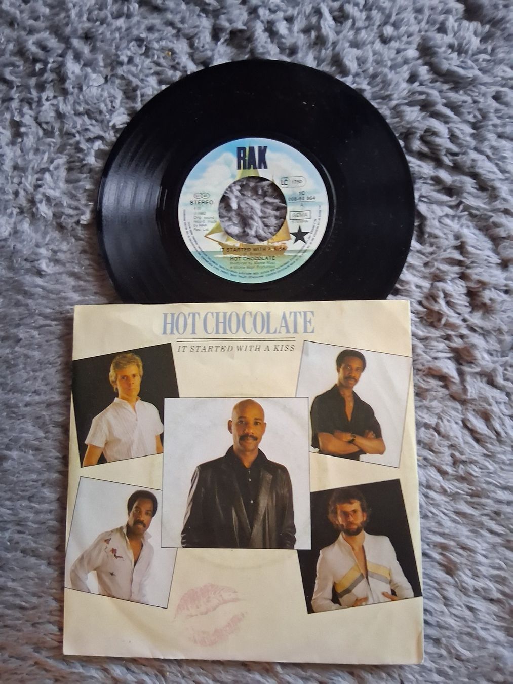 Dischi in vinile: HOT CHOCOLATE     IT STARTED WITH A KISS     7 VINYL SINGLE – Usato da Wetzikon ZH venduto da Ramones01