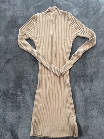Robe beige côtelée, élégante